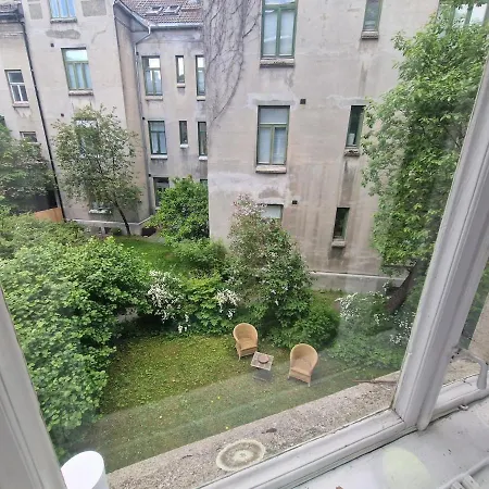 Spacious Art Nouveau With Free Parking 아파트 *
